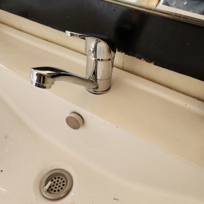 ברז וכיור עם לכלוך קל, מראה של עבודת אינסטלציה