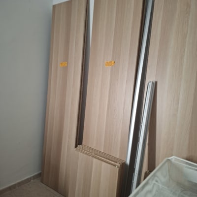 לוחות עץ וכלי עבודה בחדר