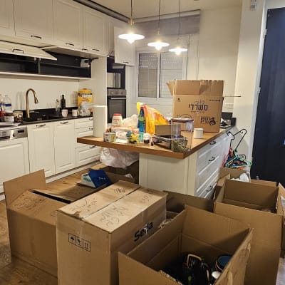 ארגזים ופריטים במטבח במהלך ארגון וסידור הבית