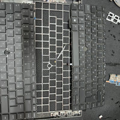 מקלדת מחשב מפורקת עם חלקים פנימיים גלויים