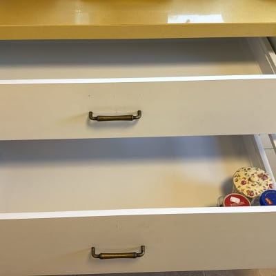 מגירות פתוחות עם ידיות מתכת על משטח עבודה