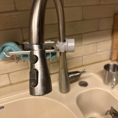 ברז מטבח עם ידית מתכת וכפתורים