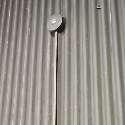 חוט חשמל על קיר מתכת גלי