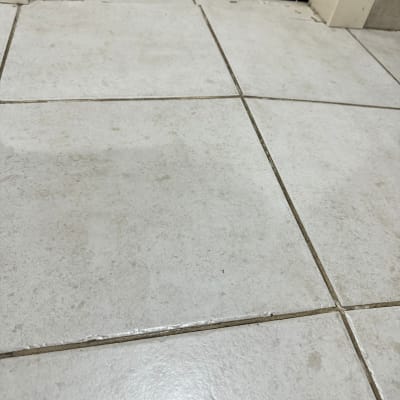 רצפת אריחים עם רווחים בין האריחים ליד דלת