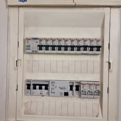 לוח חשמל עם מפסקים שונים