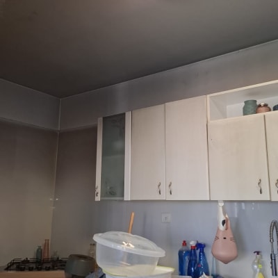 מטבח עם סימני עשן על הקירות והתקרה