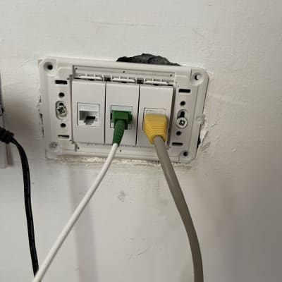 שקע רשת עם כבלים מחוברים לקיר