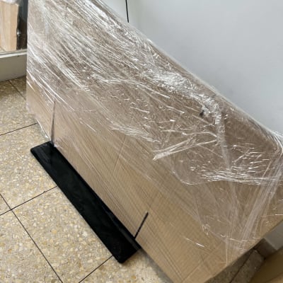 קרטון עטוף בניילון נצמד על רצפה