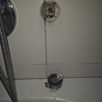 חלקי צנרת מקולקלים באמבטיה