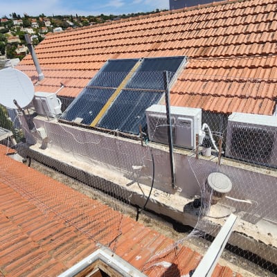 רשת מתכת על גג למניעת כניסת יונים