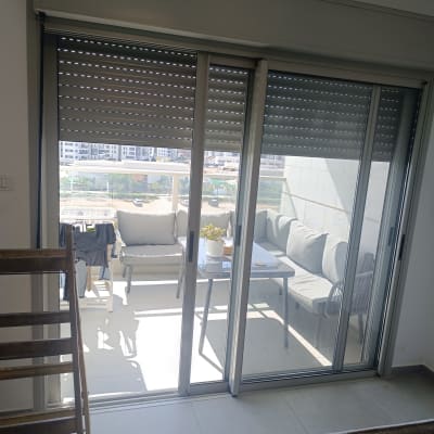 תריסים סגורים במרפסת עם ריהוט גן