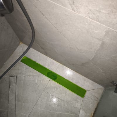 רצפה עם פלס ירוק בחדר אמבטיה