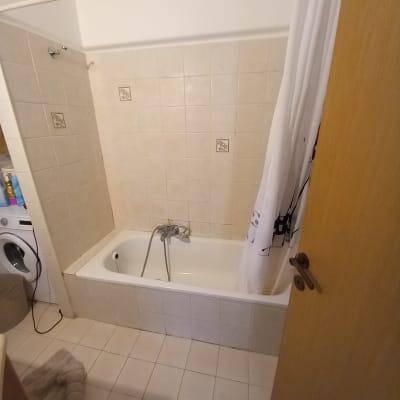 חדר אמבטיה עם אריחים, אמבטיה ומקלחת