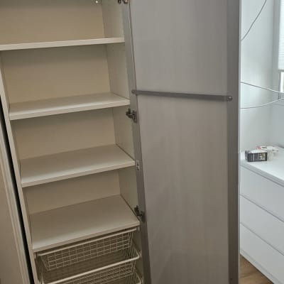 ארון פתוח עם מדפים וסלים בחדר