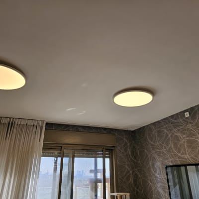 שני גופי תאורה עגולים מותקנים בתקרה