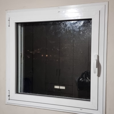 חלון אלומיניום עם ידית לבנה