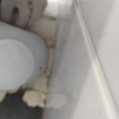 ידיים מתקנות צינור מים עם חיבור פלסטיק