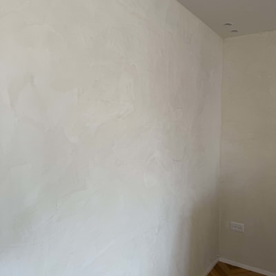 קיר צבוע בגוון בהיר עם טקסטורה עדינה