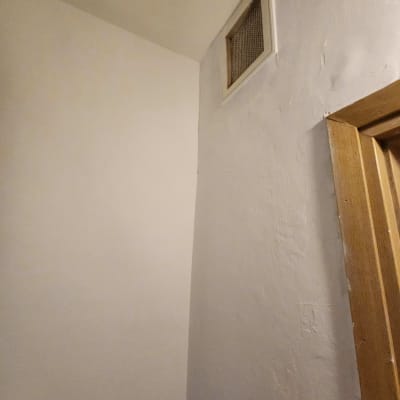 קיר צבוע בלבן עם פתח אוורור