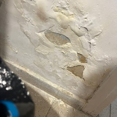 קיר עם טיח מתקלף ונזקי רטיבות