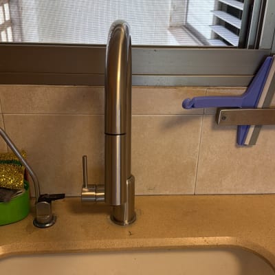 ברז מטבח עם כיור ומטלית