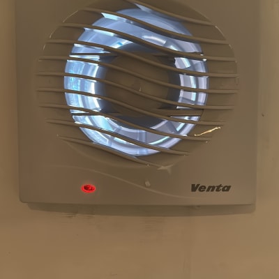 מאוורר קיר עם תאורה כחולה ולוגו ונטה