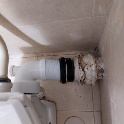 חיבור צינור ביוב עם אטם שחור