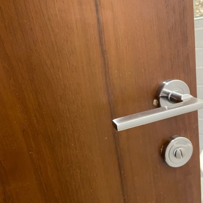 ידית ודלת עץ בתחום המנעולנות