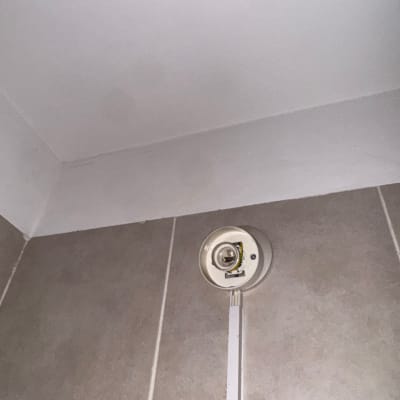 תמונה של התקנת גוף תאורה על קיר אריחים