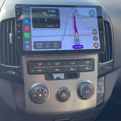 מערכת ניווט ברכב עם מסך מגע ותצוגת מפה