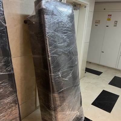 רהיט עטוף בניילון במסדרון בניין
