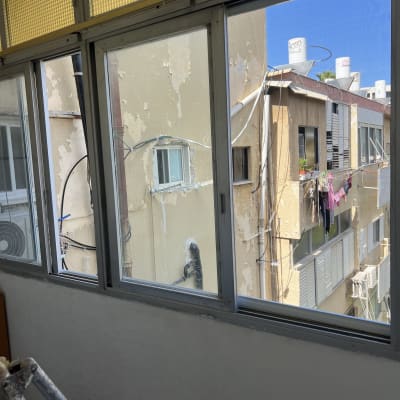 חלונות אלומיניום עם מסגרות מתכתיות