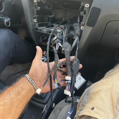 חיווט רכב פתוח עם יד מחזיקה כבלים