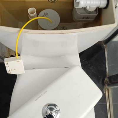 מיכל הדחה פתוח עם חלקים פנימיים נראים