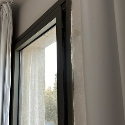 חלון עם מסגרת מתכת ותריסים סגורים