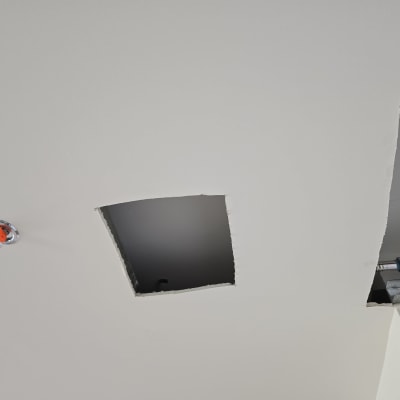 מתז כיבוי אש מותקן בתקרה ליד חור פתוח