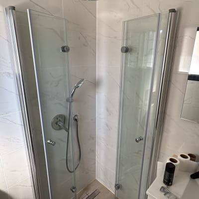 מקלחון זכוכית עם ראש מקלחת וכיור