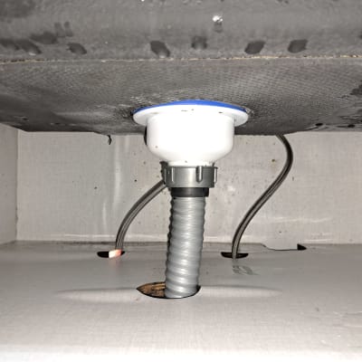 צינור ניקוז מתחת לכיור עם חיבורים