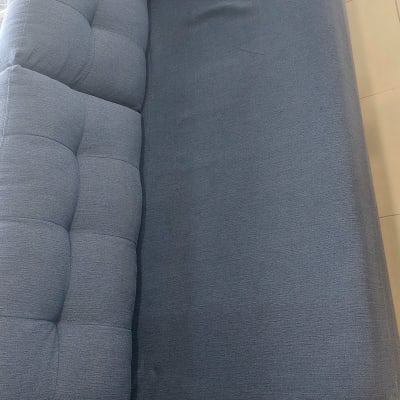 ספה כחולה נקייה לאחר ניקוי