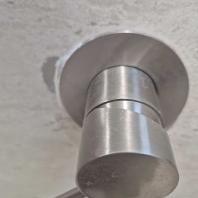 ברז מתכת מותקן על קיר