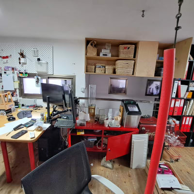 משרד עם שולחן עבודה, מסכים, קלסרים וארגזי אחסון