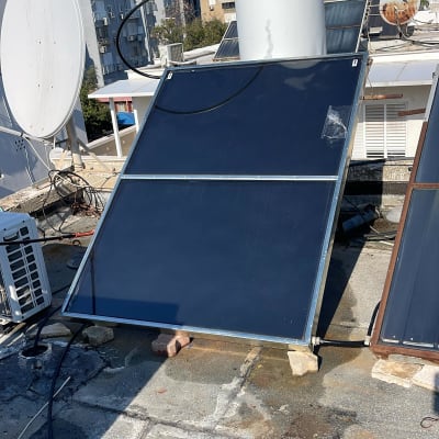 דוד שמש וקולטים על גג בניין