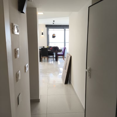 מסדרון עם דלת פתוחה, קופסאות קרטון על הרצפה