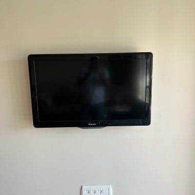 טלוויזיה מותקנת על קיר עם שקעי חשמל