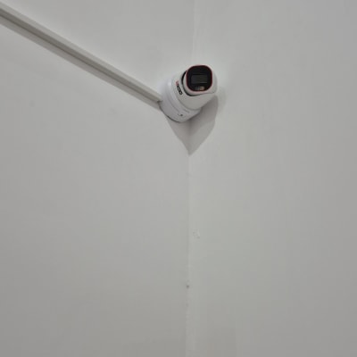 מצלמת אבטחה מותקנת בפינת קיר לבן