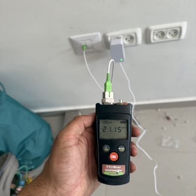בדיקת עוצמת סיב אופטי בקיר באמצעות מד עוצמה אופטי