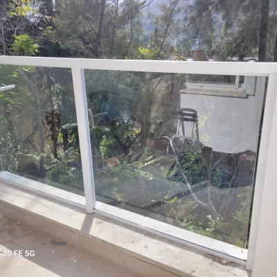 מעקה אלומיניום עם זכוכית שקופה במרפסת
