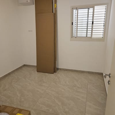 חדר ריק עם ארגזים ואריחי רצפה