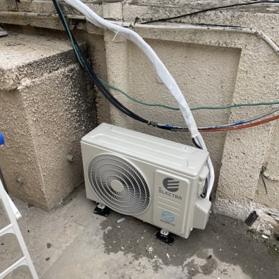 יחידת מיזוג אוויר חיצונית מותקנת על גג