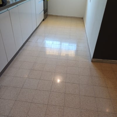 רצפה נקייה במטבח עם כיור וכלים